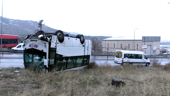 Kayseri'de işçileri taşıyan minibüs devrildi: 22 yaralı
